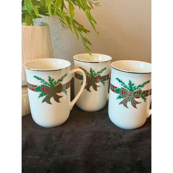 Georges Briard Other - Georges Briard The Hunt Christmas Mugs Set 3 Plaid Bow Gold Trim Japan 8 oz